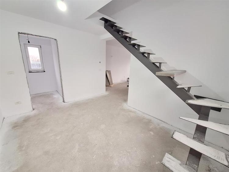 Casă individuală cu 5 camere cu Teren 550 Mp în 9 Mai