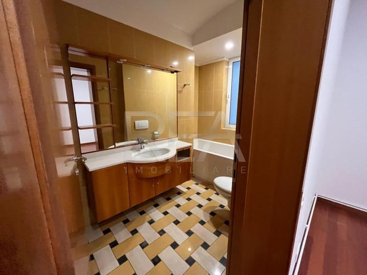 Apartament cu 5 camere decomandat în Primăverii