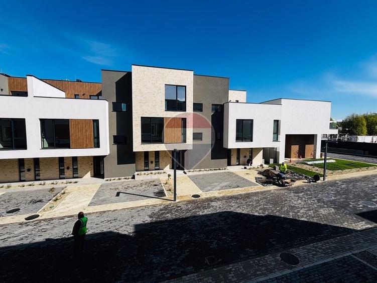 Casă individuală cu 4 camere cu Teren 158 Mp în Central