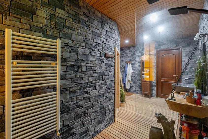 Casă individuală cu 7 camere cu Canalizare în Bucium