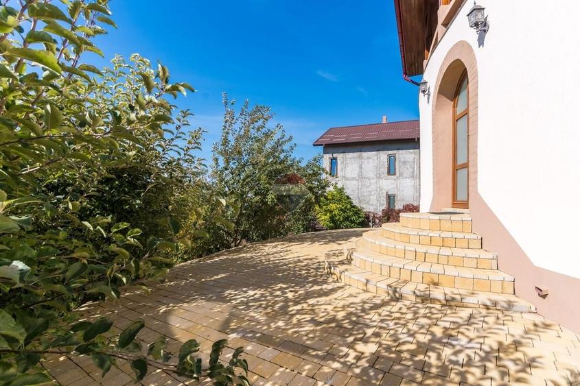 Casă individuală cu 9 camere cu Teren 1025 Mp în Bucium