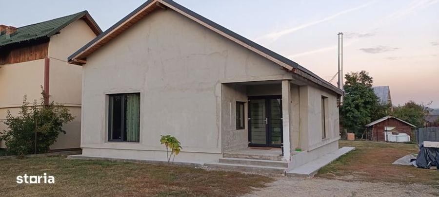 Vand casa cu teren 800mp - 2