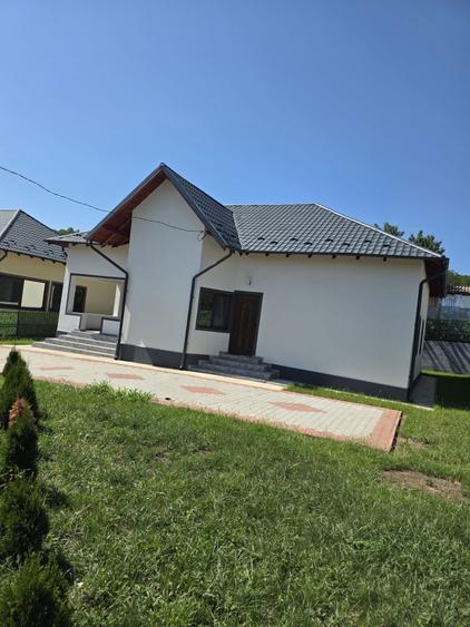 Casa noua la cheie, toate utilitatile, curte amenajata - 1