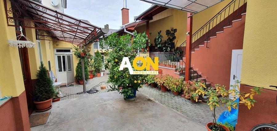 Casa cu 7 camere, 2 spatii comerciale, pretabila pt. birouri, Centru - 1