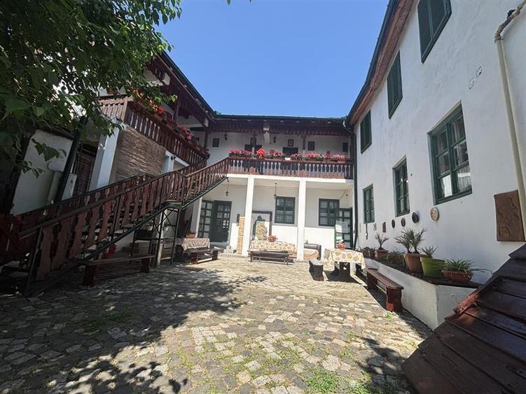 Cladire cu Arhitectura Traditionala - 691 mp - Ultracentral Oradea - 1