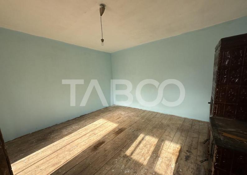 Casa de vanzare 2 camere 75mpu teren liber 982 mp anexe Sat - 21