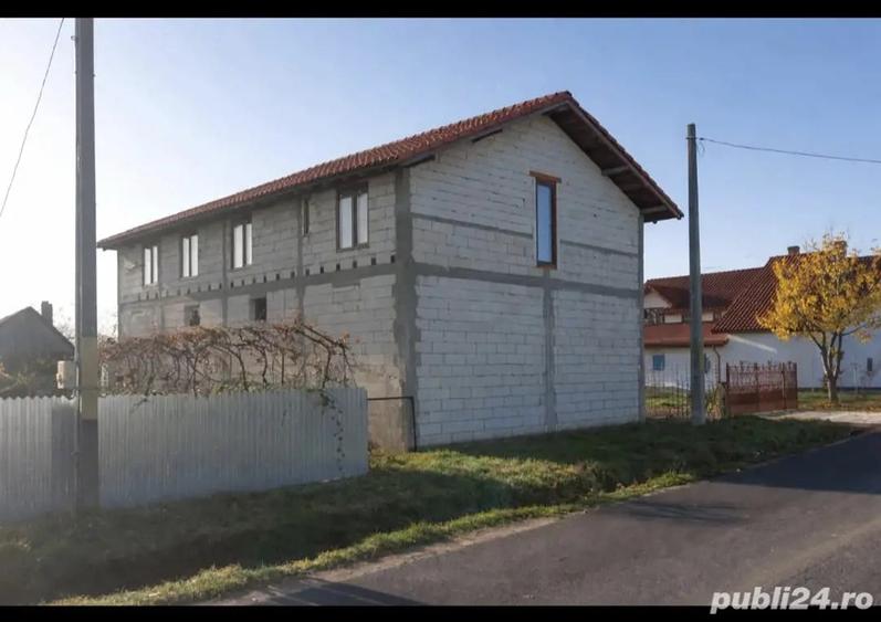 Vand casa la rosu cu utilitati, in Caciulesti comuna Girov la strada principala (Caciulesti > Dobren - 3