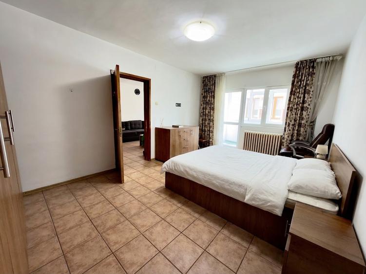 Apartament cu 2 camere semidecomandat, mobilat în Polonă