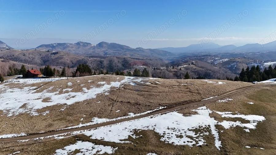 Priveli?te superba catre mun?i | 1924 mp | Apa ?i curent pe teren - 2