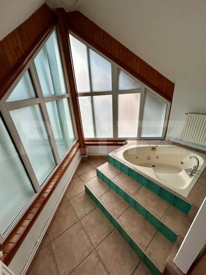 Casa moderna cu design deosebit,situata intr-o zona linistita. - 12