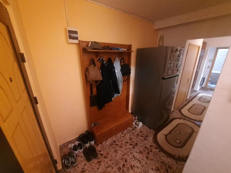 Apartament cu 3 camere decomandat, etaj 2/4, zona Cug - 9