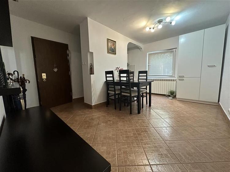 Decomandat la Parter cu Garaj - 4