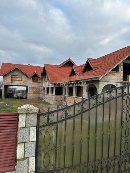 Casa de vanzare la rosu, 10 camere, 246,50 mp, zona Exterior Sud