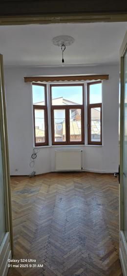 Propietar vind apartament cu 3 camere decomandat in vila etaj 1/2 zona Calea Calarasi sector 3 - 1