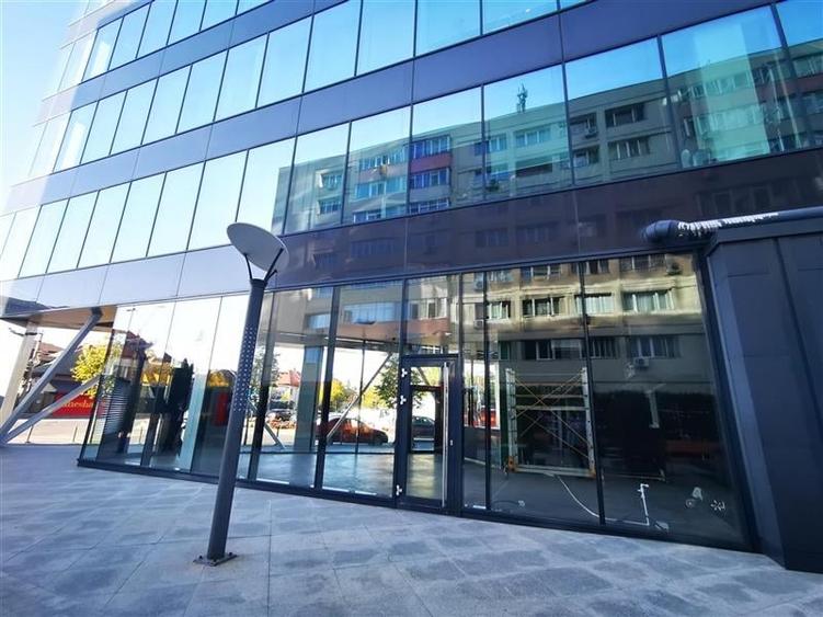Spatiu comercial in cladire de birouri clasa A - 250 mp - 1