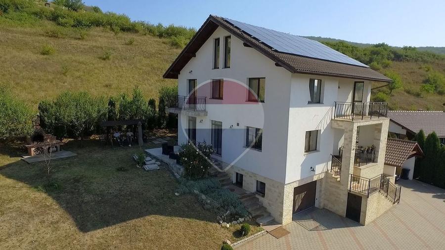 Casă individuală cu 5 camere cu Teren 1065 Mp în Rădaia