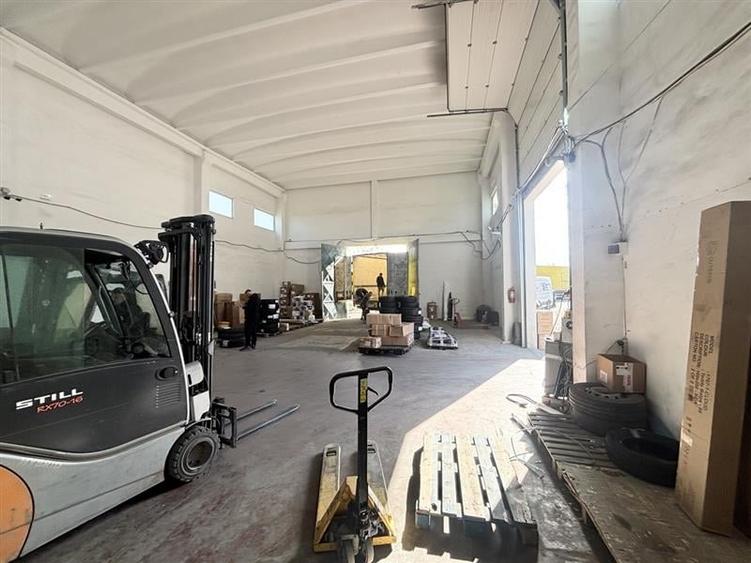 Hala  700 mp - teren 3998 mp - Nufarul - 4