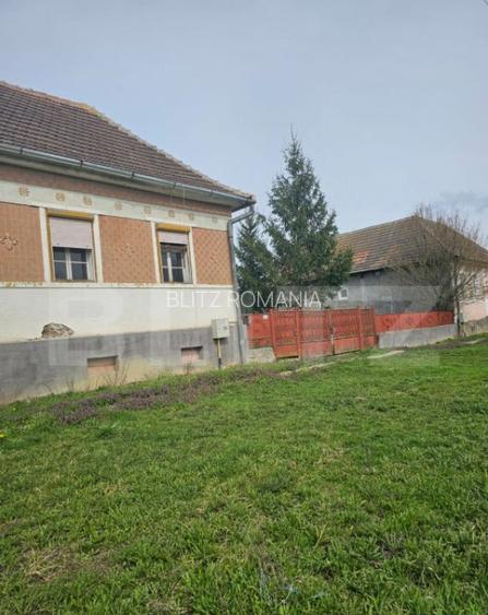 Casa batraneasca cu teren generos, in localitatea Dedra