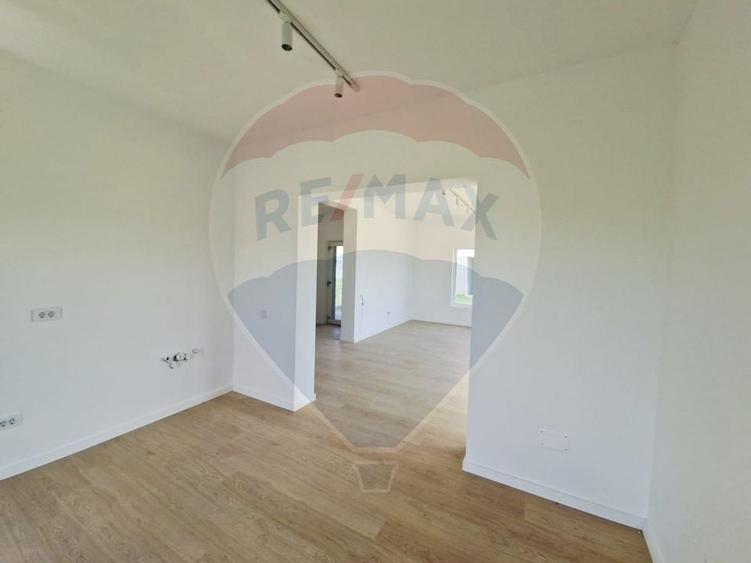 Casă / Vilă - 132,5 mp  , teren - 264 mp  / zona Cârcea - 20