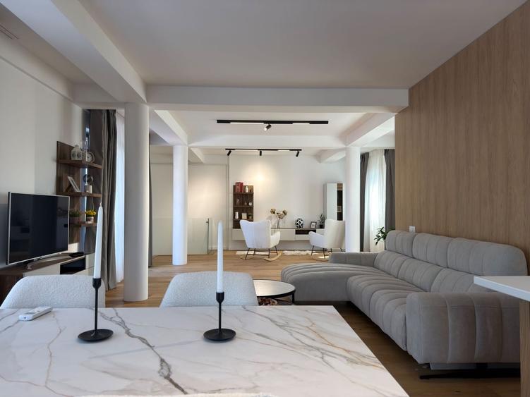 Penthouse cu 4 camere decomandat, mobilat în Pipera