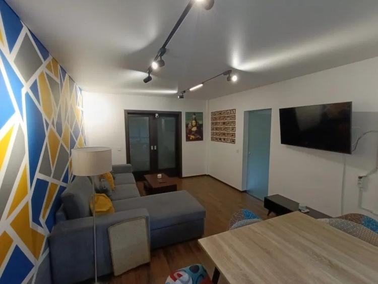 Apartament cu 3 camere semidecomandat, mobilat în Bucium