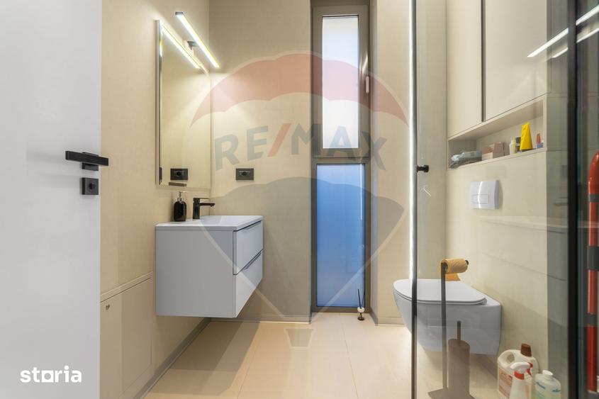 Casă cu 9 camere cu Teren 500 Mp în Stupini