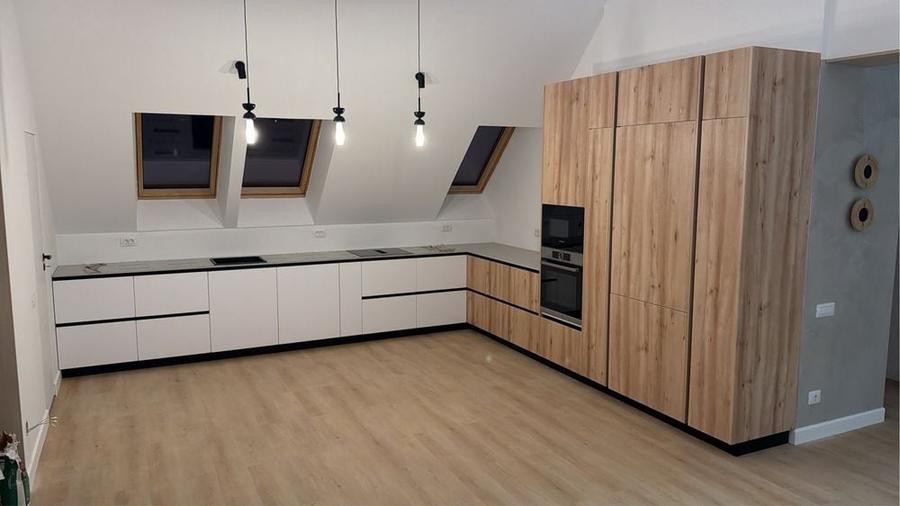 Apartament cu 4 camere decomandat în Central