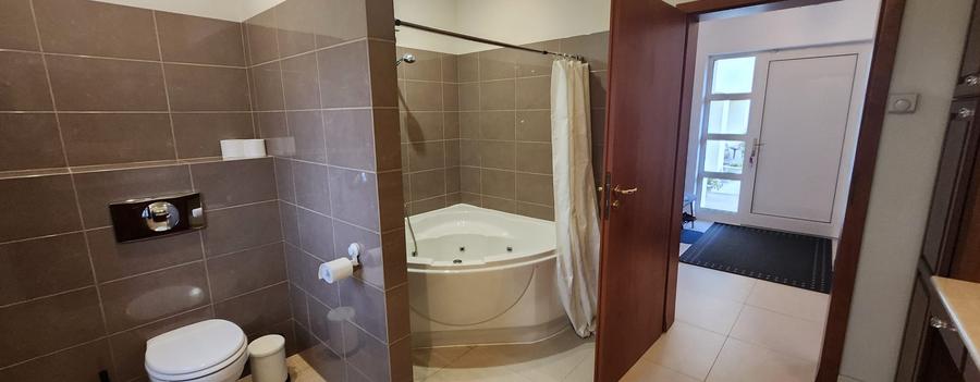 Casă individuală cu 8 camere cu Canalizare în Central