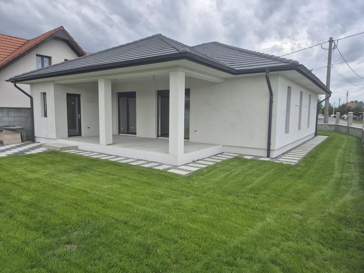 Casă cu 4 camere în Sânleani