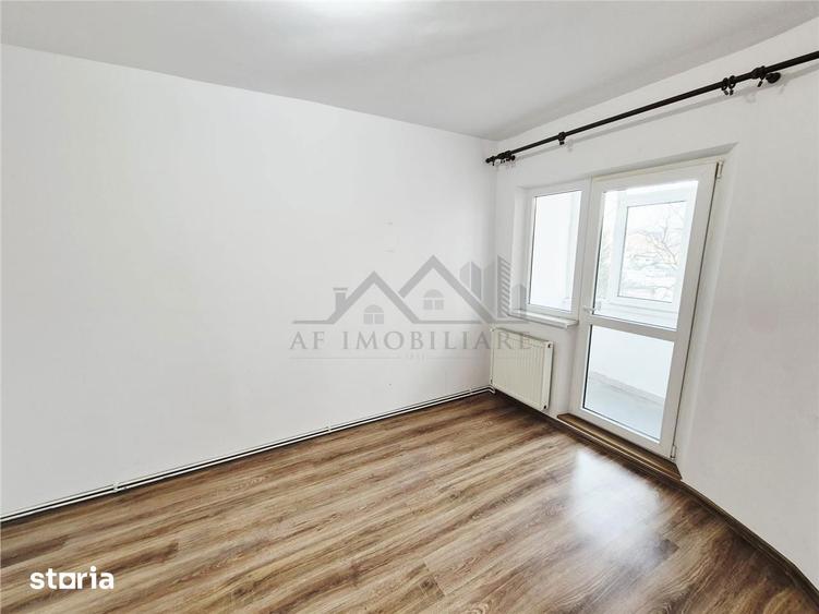 Apartament cu 3 camere decomandat în Nicolina