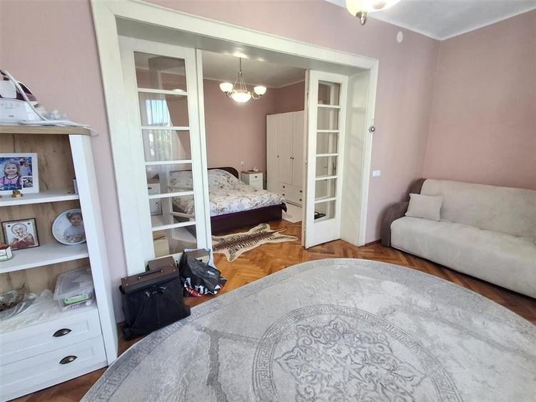 Apartament cu 3 camere semidecomandat în Orașul de Jos