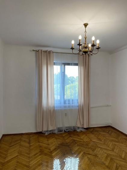 Apartament cu 3 camere semidecomandat în Cotroceni