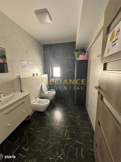 Casă cu 8 camere cu Teren 300 Mp în Central