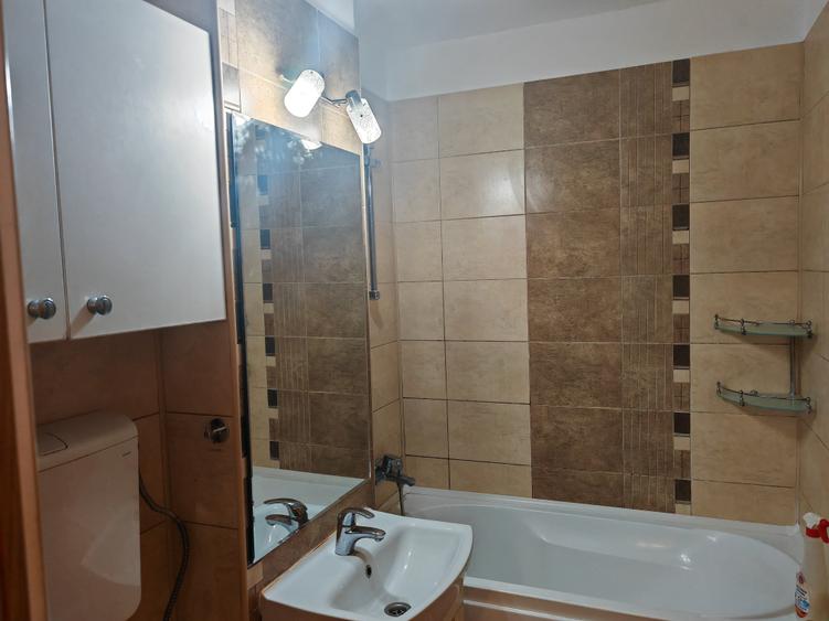 Apartament cu 3 camere decomandat în Astra