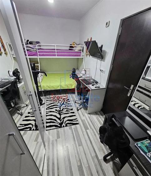 Apartament cu 3 camere semidecomandat în Filiași
