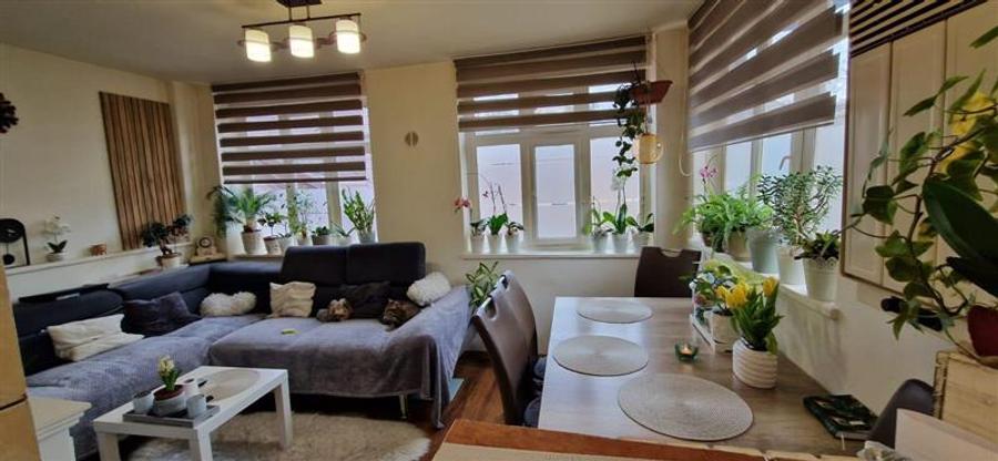 De vanzare apartament, semicentral, langa Liceul Unirea - 1