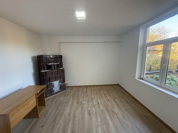 2 corpuri de Casă renovate + teren 125 mp Campina - 11