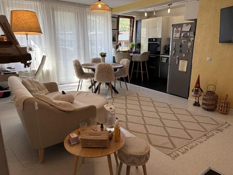 Apartament cu 3 camere decomandat în Florești