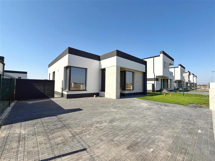 <Casa individual? parter> 3 camere 2 bai + dressing teren 330 mp 2 minute STV - 3