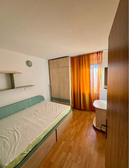 Apartament cu 3 camere semidecomandat în Podu Roș