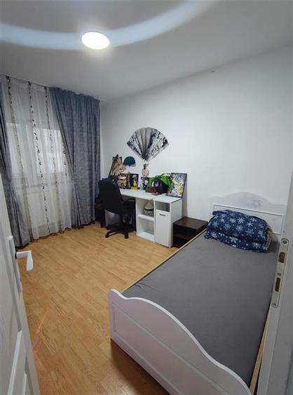 Apartament cu 3 camere decomandat în Nicolina