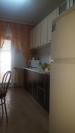 Apartament cu 3 camere decomandat în Girocului