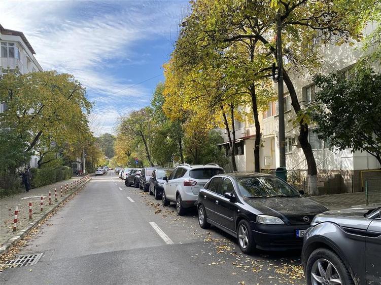 Apartament cu 3 camere decomandat în Nicolina