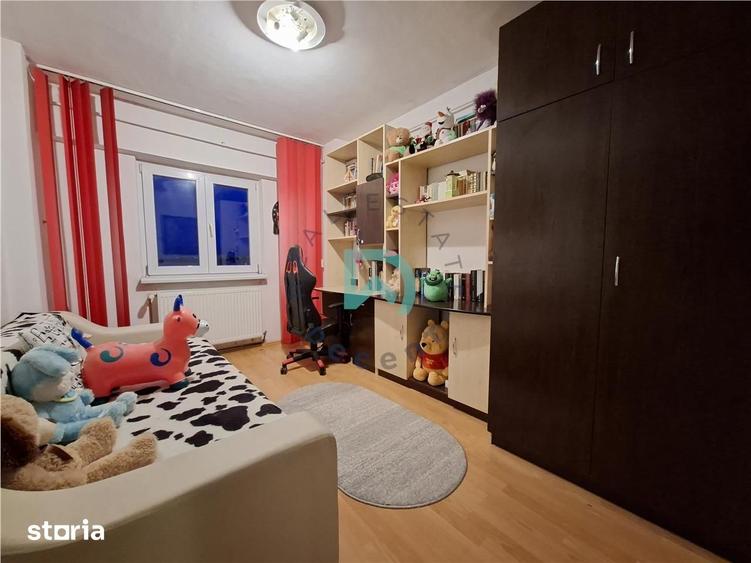 Apartament cu 3 camere decomandat în Astra