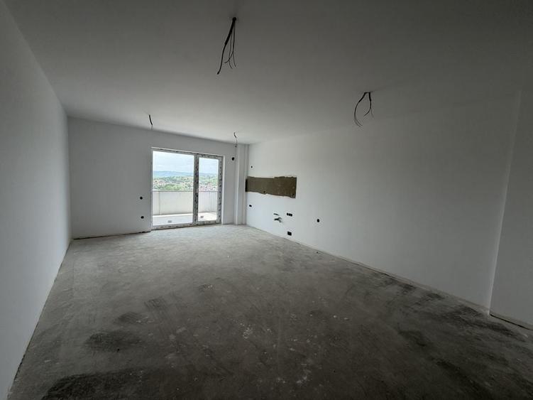Apartament cu 3 camere semidecomandat în Chinteni