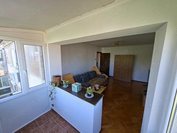 Apartament cu 4 camere semidecomandat în Tipografilor