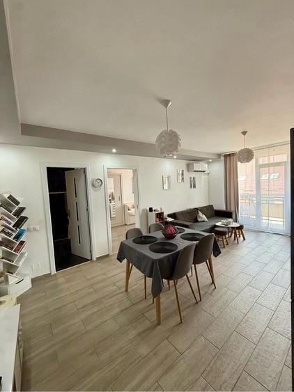 Apartament cu 3 camere decomandat în Florești