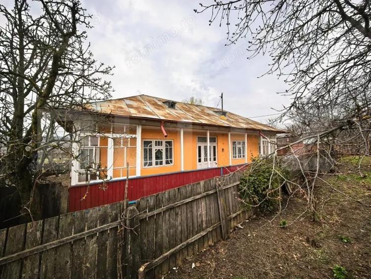 Casa Comarna cu 3500 mp teren la asfalt - 3