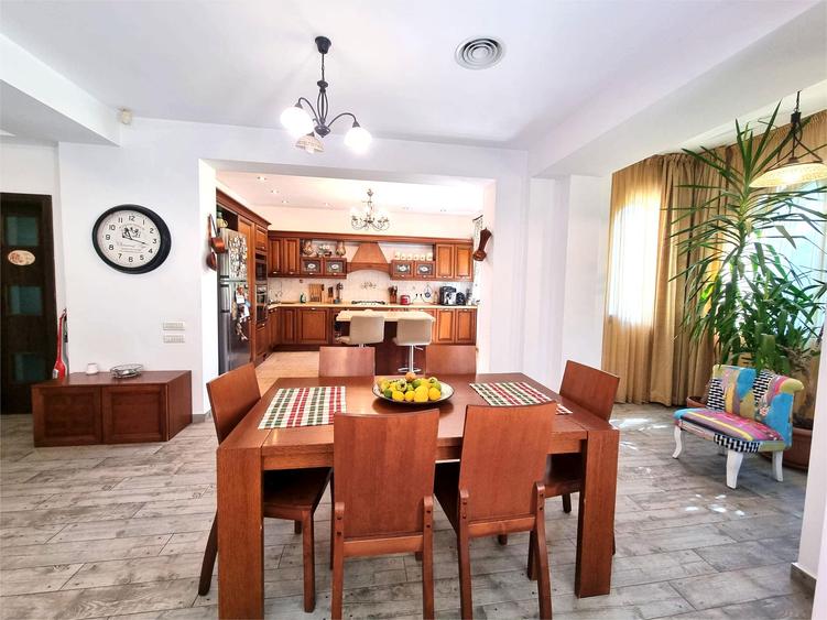 Chitila langa Lacul cu Nuferi si Padure - 4