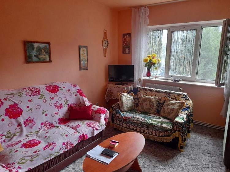 Vand 3 camere decomandat si garaj - 1